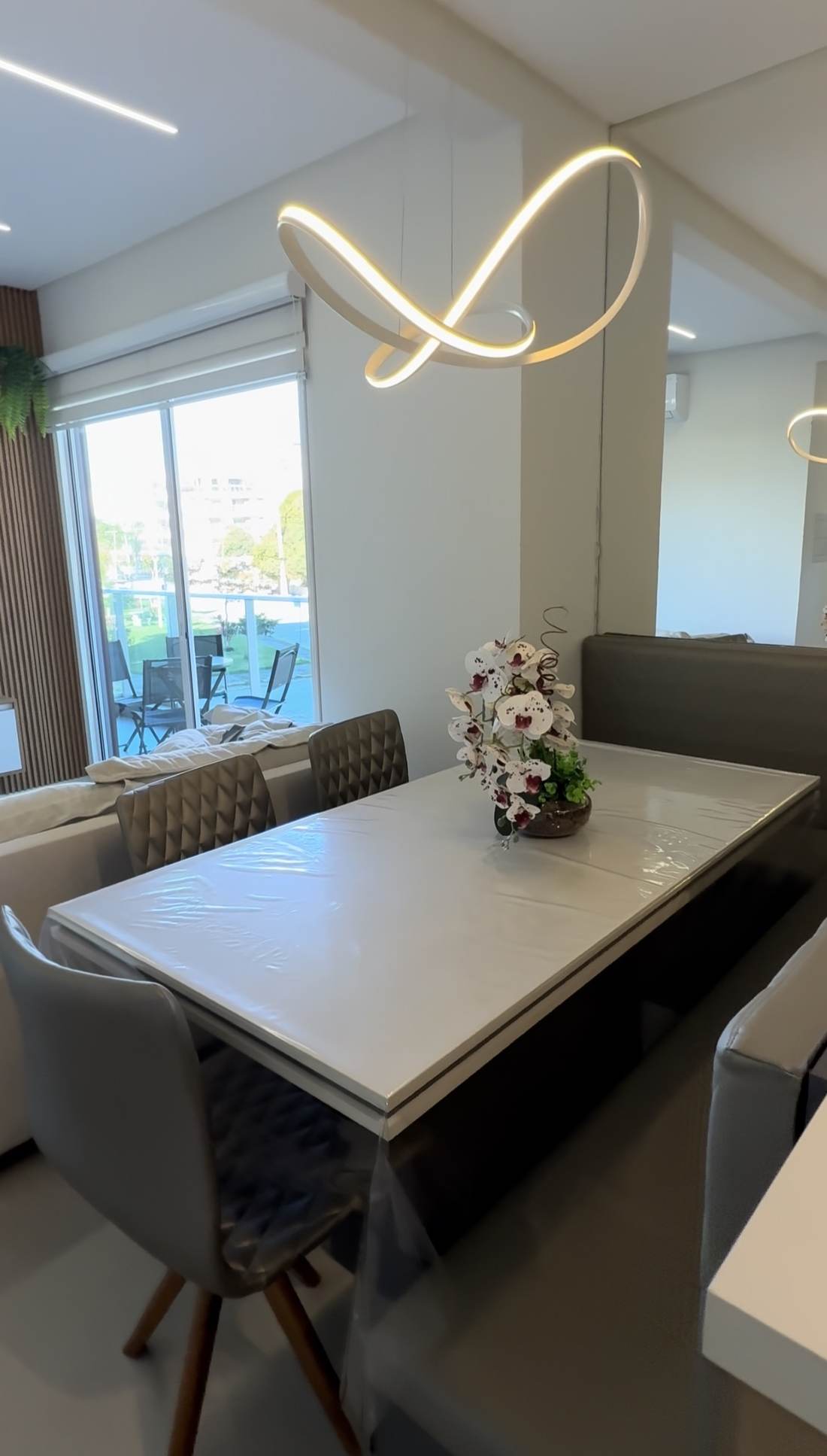Sala de jantar com mesa e luminária pendente