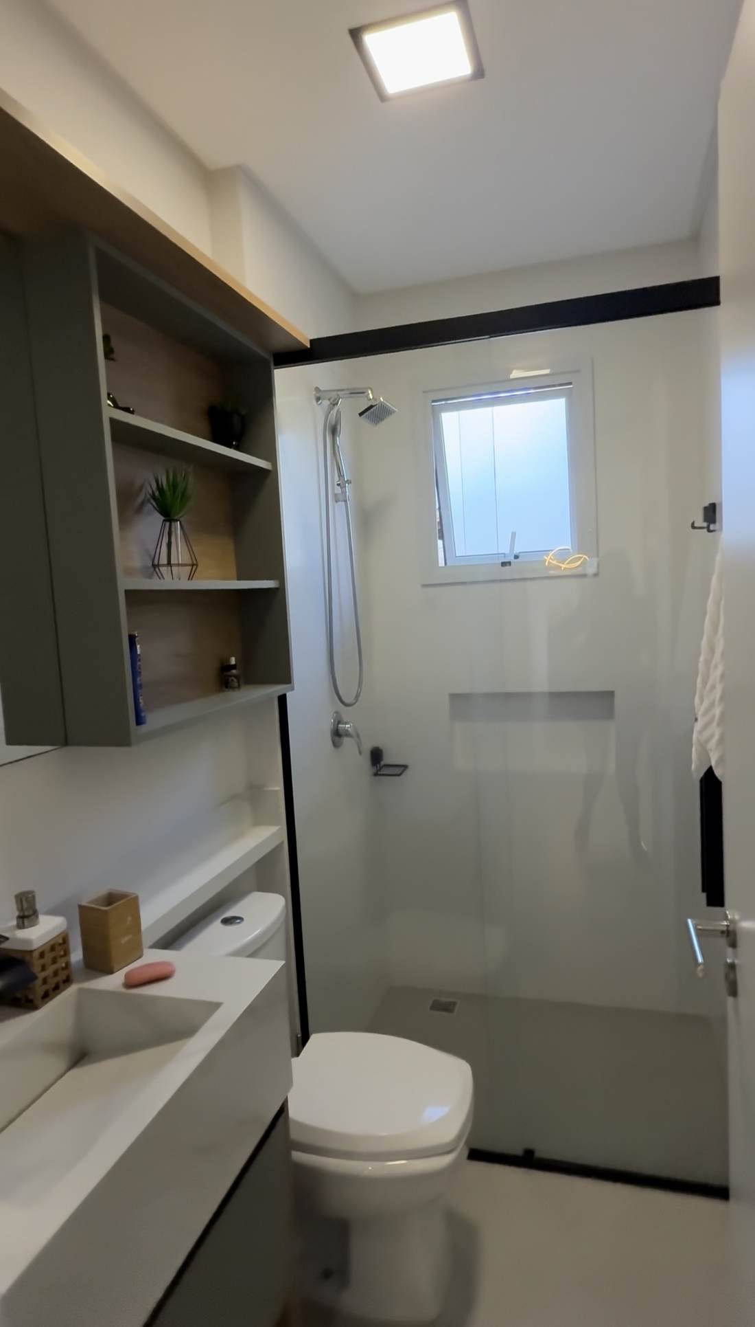 Banheiro completo com box de vidro