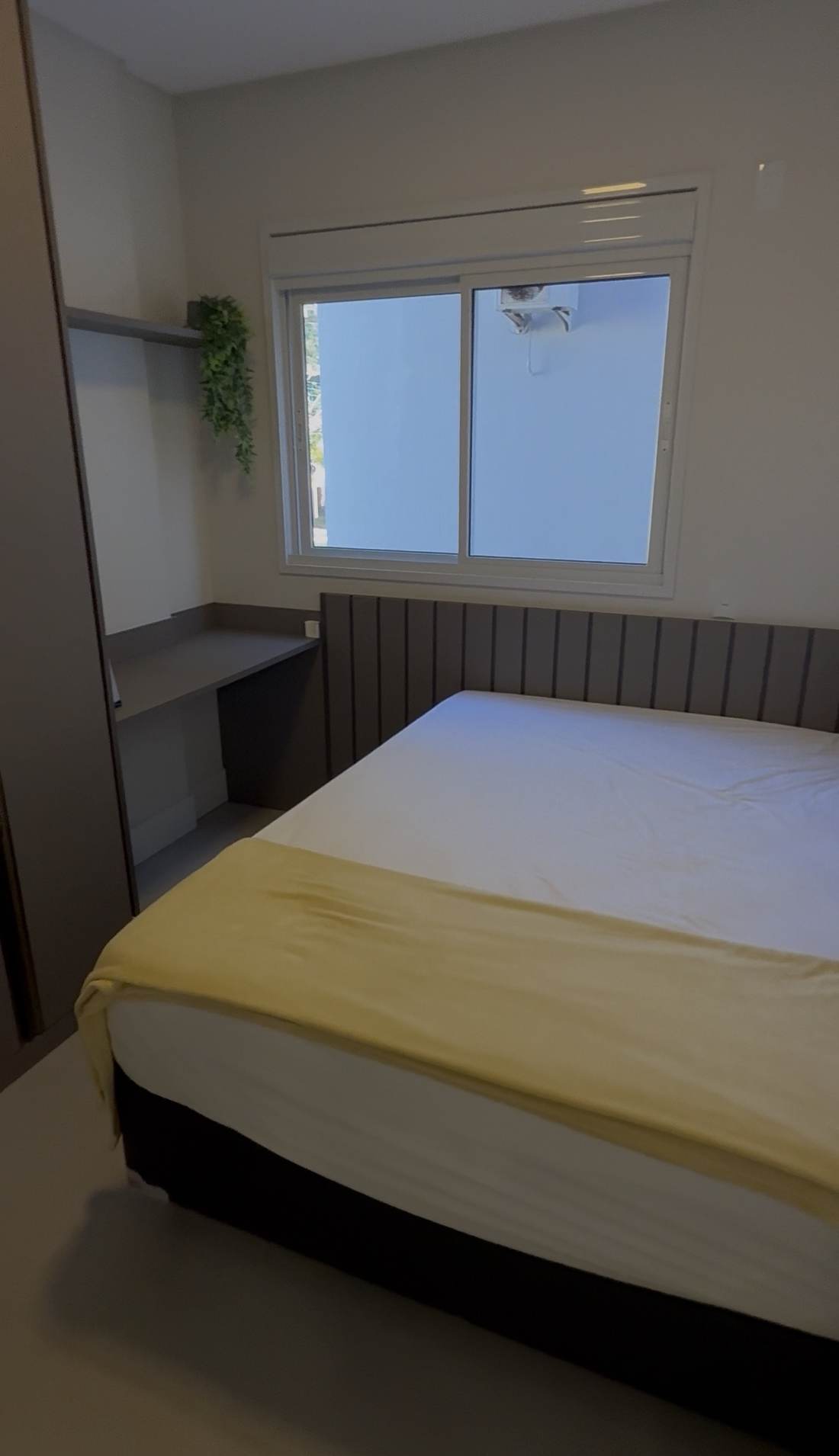 Dormitório mobiliado com cama de casal