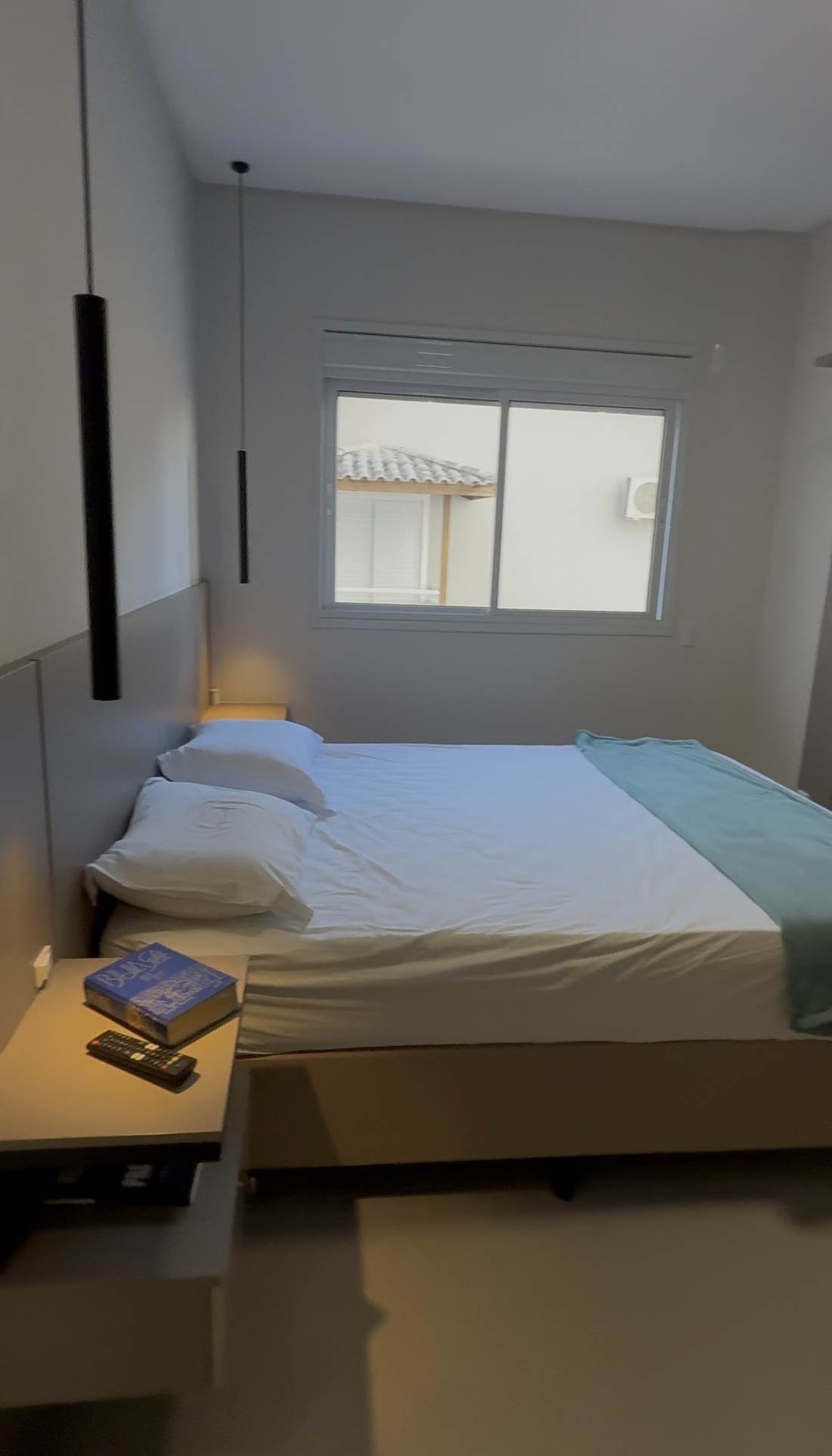 Suíte mobiliada com cama de casal